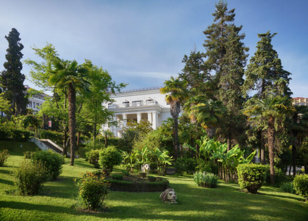 Отдых и лечение на курорте «Радуга», г. Сочи. Курорт «Радуга» имеет две территории, одна из которых расположена на первой береговой линий Черного моря, а вторая — в центре Сочи посреди изящной парковой зоны в тени реликтовых деревьев.